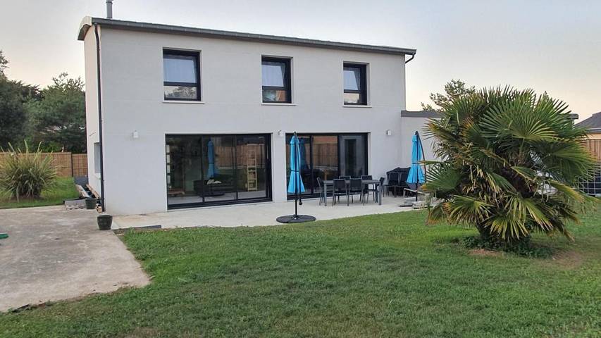 Location de vacances pour 6 personnes, avec Terrasse ainsi que Jardin et Vue dans Plage du Port Morvan