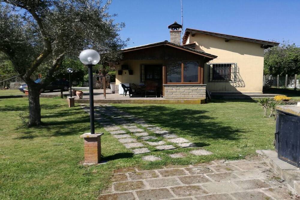 Independent villa with private beach on the lake in Manziana, Lake Bracciano