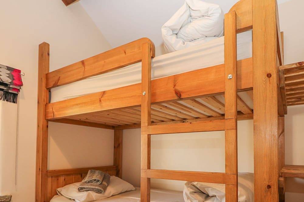Columbine Barn, pet friendly, character holiday cottage in Bradwell in Bradwell (Derbyshire Dales), Derbyshire