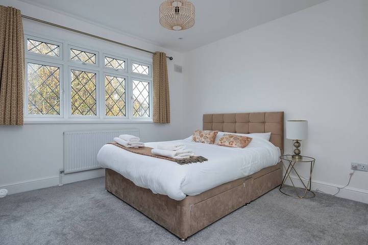 A wonderful and spacious house in a charming road in Merton, London