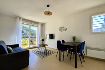 Gîte pour 5 personnes, avec balcon et piscine, animaux acceptés à Avène