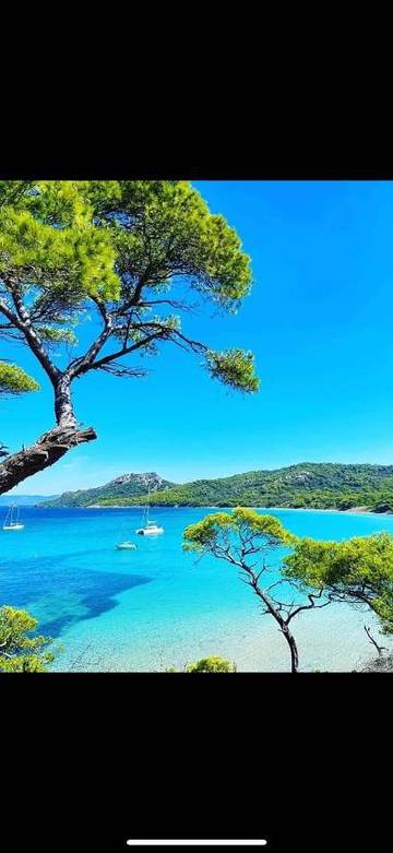 Gîte pour 5 personnes, avec jardin et piscine ainsi que vue et terrasse dans Plage de l'Almanarre