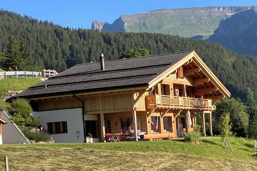 Luxuary Chalet at the bottom of the Eiger in Grindelwald with amazing views ! in Schwendi b. Grindelwald, Grindelwald