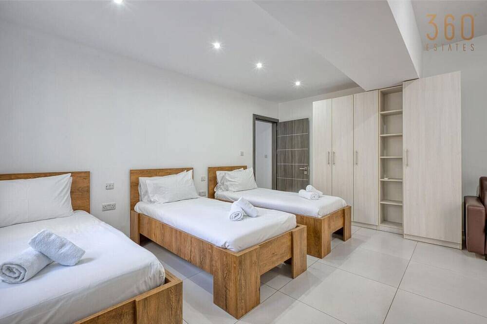 Geheel appartement, Spacious Paceville Apt for Groups, sleeps 10 w/Ac! in Paceville, San Giljan