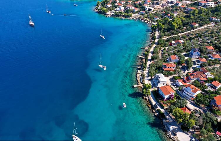 Ganze Ferienwohnung, Apartment am Meer mit Terrasse, Parkplatz und Küche in Necujam in Necujam, Solta