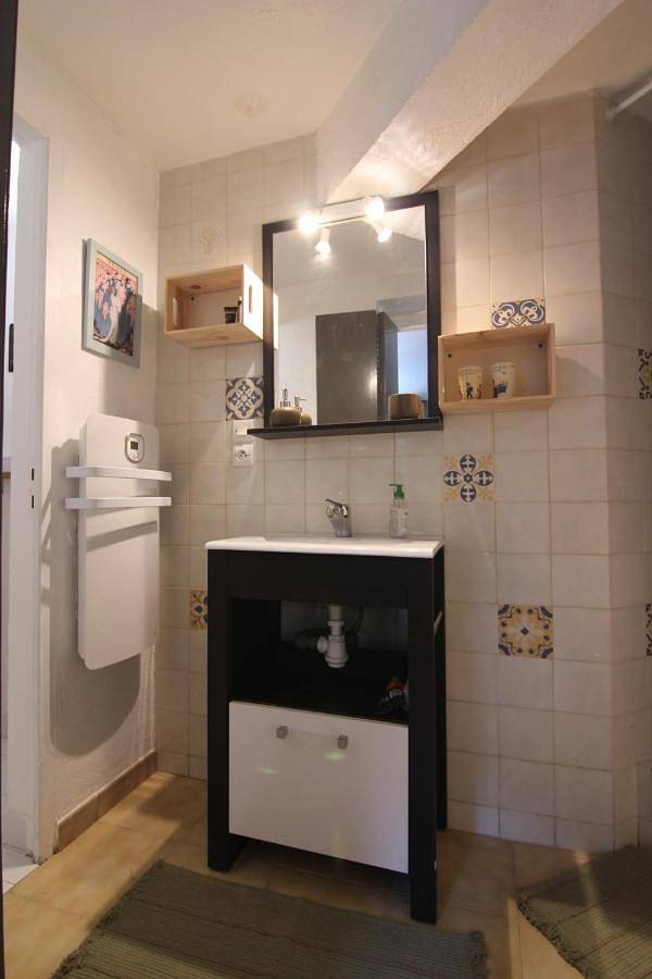 Double Room with Private Bathroom in Sauveterre, Région de Nîmes