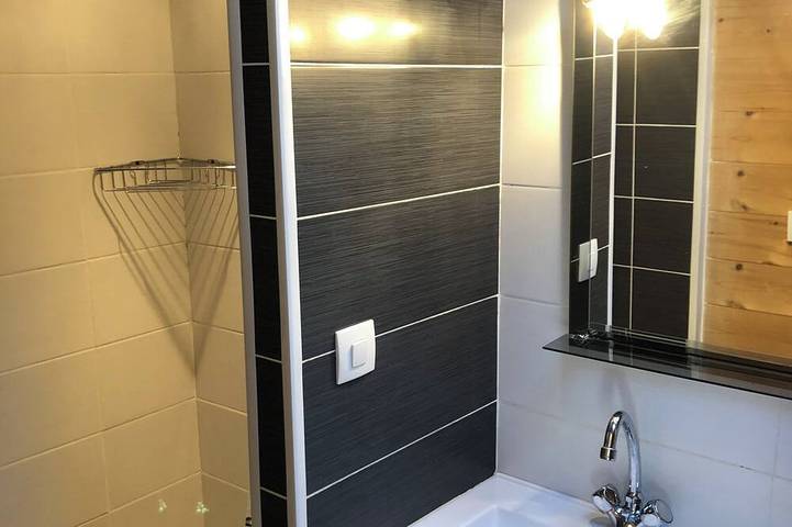 Entire apartment, Lovely Chalet-style studio on ground floor with terrace overlooking garden near Igr line 14 in Villejuif, Val-de-Marne