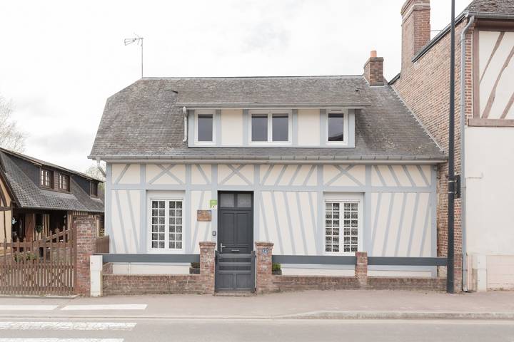 Glamping for 10 people, with garden, child-friendly in Normandy