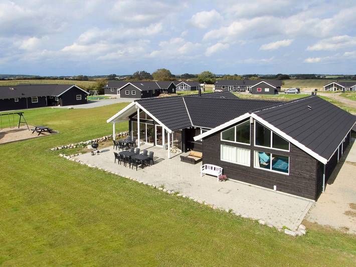 Ferienhaus für 16 Personen, mit Whirlpool und Terrasse sowie Garten und Pool in Kegnæs