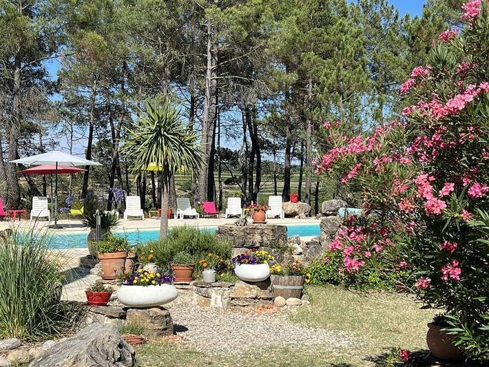 Gîte pour 14 personnes, avec terrasse ainsi que jardin et piscine à Payzac (Ardèche) - 3