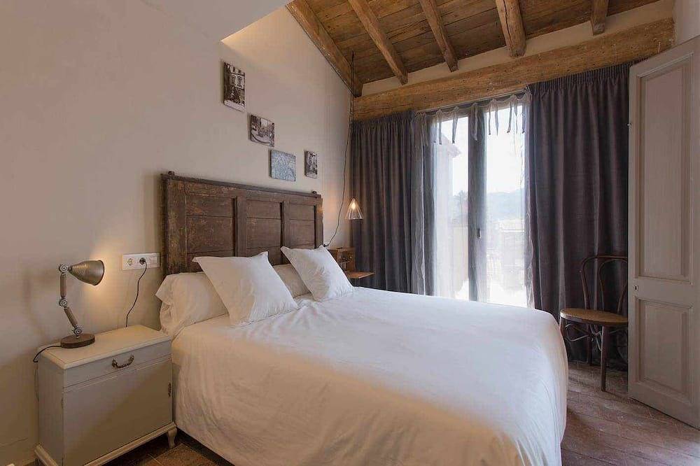Apartamento entero, Terrissaire terraza y acceso a la piscina interior in Olot, Parc Natural de Zona Volcànica de la Garrotxa