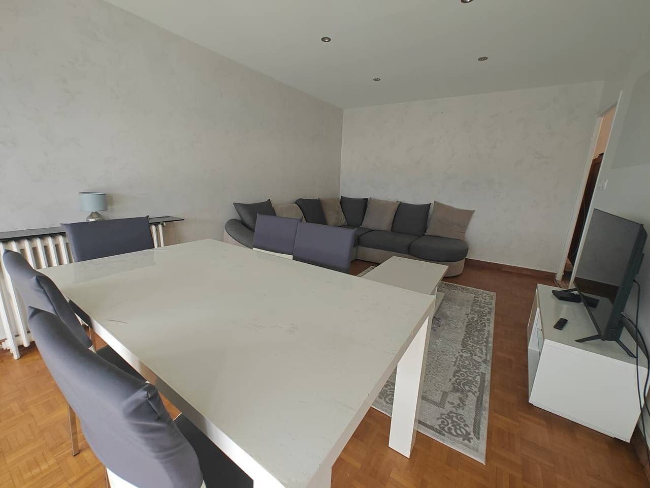 Entire apartment, Spacious T4 Apartment with Mountain Views, Wi-Fi, and Parking – Sleeps 8 in Annecy in Annecy, Annecy (commune)