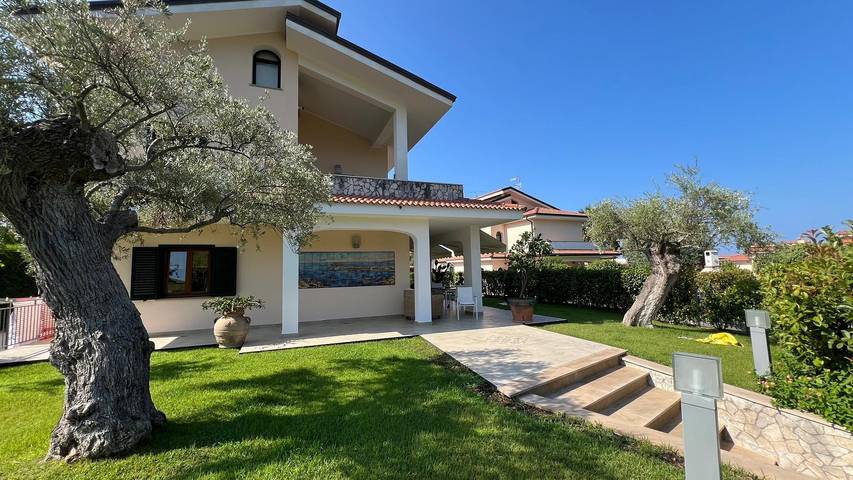 Villa pour 6 personnes, avec bassin pour enfant ainsi que jacuzzi et jardin, animaux acceptés - 1