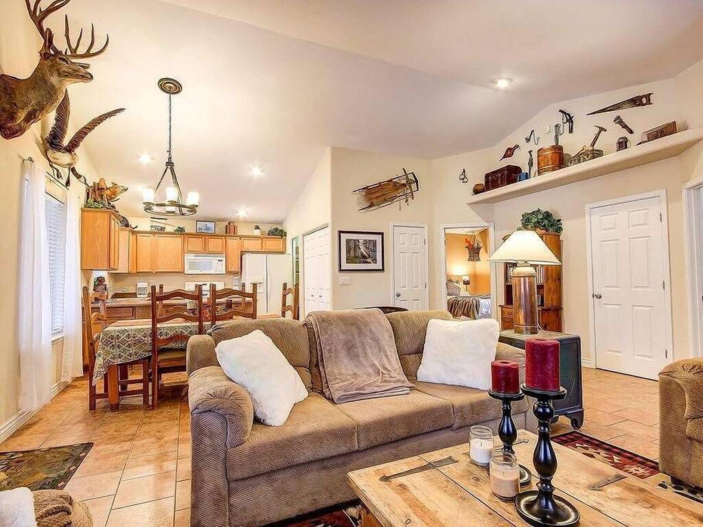 Eine gemütliche Hütte im Wald - offenes Konzept mit Kamin und allen Annehmlichkeiten in Oak Creek Canyon