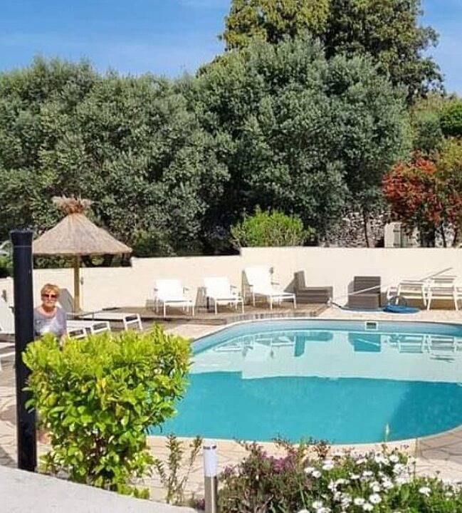 Appartement de vacances pour 4 personnes, avec jardin ainsi que terrasse et piscine