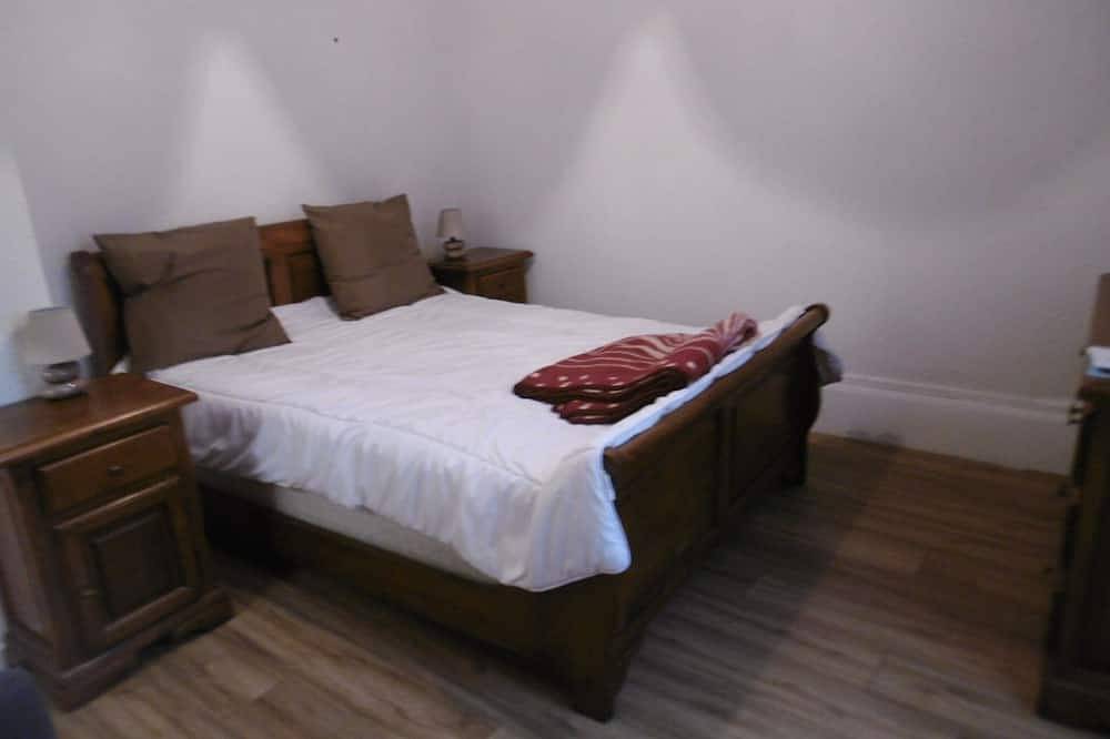 Entire apartment, 24M2 F1 Apartment on independent ground floor in quiet street in Néris-les-Bains, Montluçon region