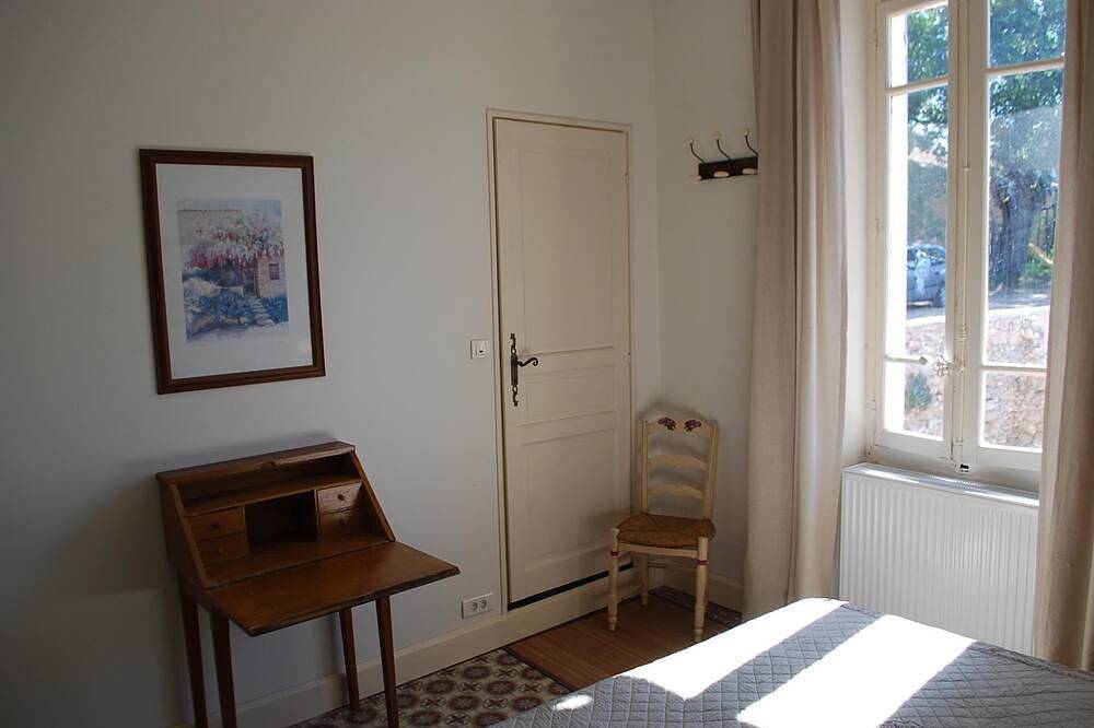 B&B Romarin, une authentique chambre française avec une belle cuisine extérieure in Mazan, Parc naturel régional du Mont-Ventoux