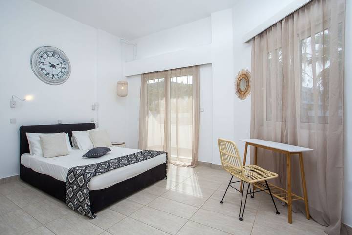 Holiday rental for 2 people, with pool and garden as well as terrace in Faliraki
