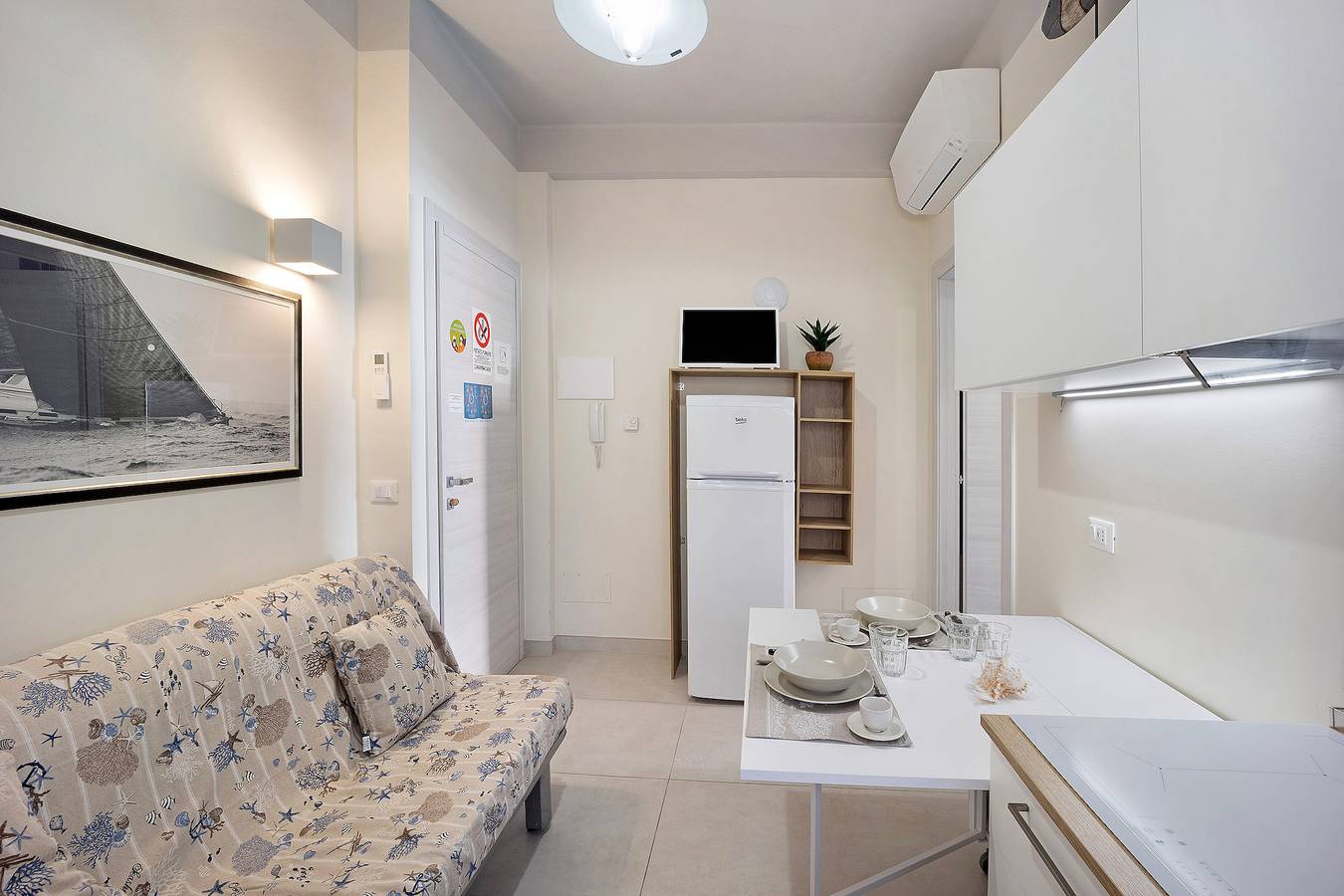Entire apartment, 'Victoria Apartments Bleu' with Balcony, A/C & Wi-Fi in Diano Marina, Comune di Diano Marina