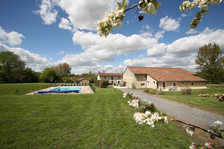 Location de vacances pour 8 personnes, avec vue et terrasse à Usson-du-Poitou - 3