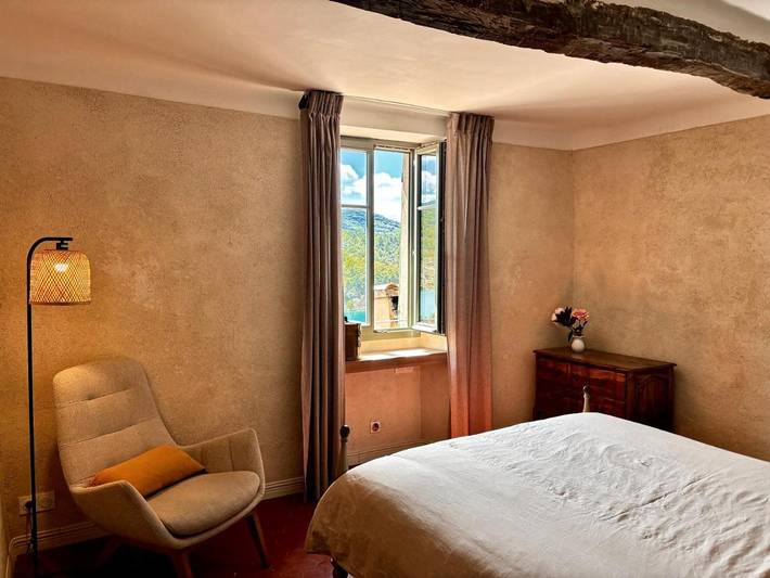 Gîte pour 4 personnes, avec vue sur le lac ainsi que terrasse et vue dans Office De Tourisme De Bauduen