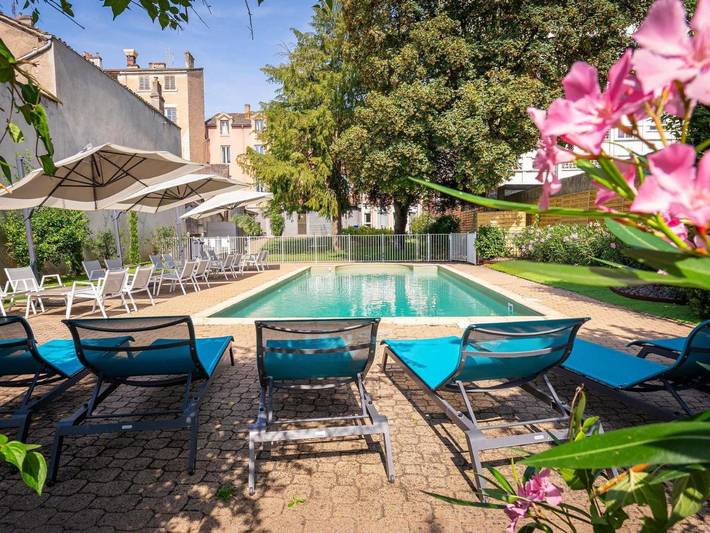 Hôtel pour 4 personnes, avec Terrasse ainsi que Jardin et Piscine à Mâcon