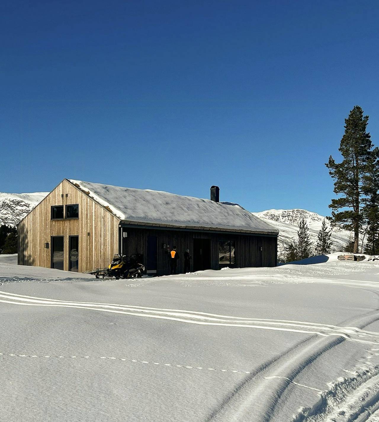 Hütte auf Hallbjønnsekken mit Blick auf Spafjell in Tokke