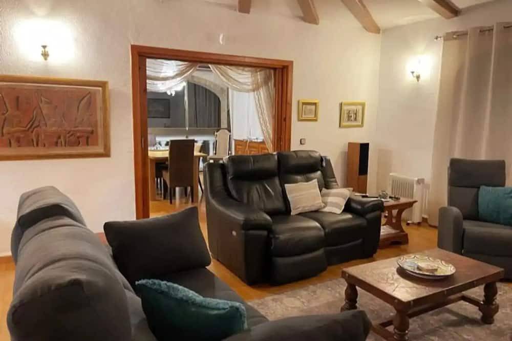 Villa Gan Eden a gem in a privileged environment in La Drova, Bárig