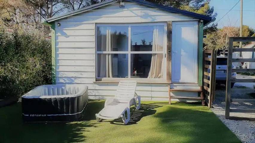 Gîte pour 4 personnes, avec terrasse et jacuzzi ainsi que piscine et jardin dans Circuit Paul-Ricard