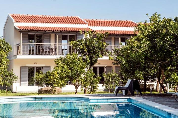 Ferienwohnung für 4 Personen, mit Balkon und Terrasse sowie Garten und Pool in Benitses