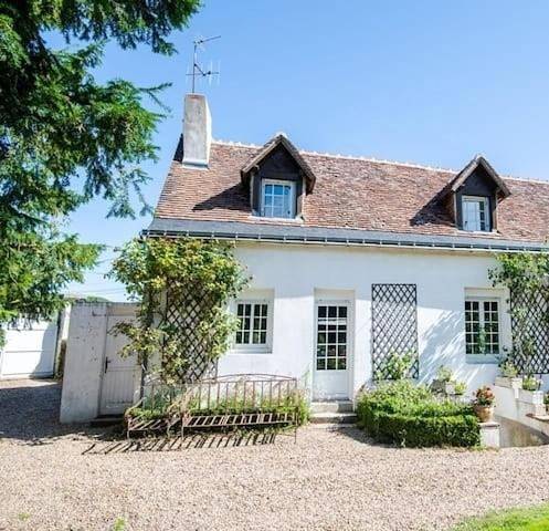 Gîte pour 4 personnes, avec jardin et terrasse ainsi que vue et piscine, animaux acceptés à Reugny