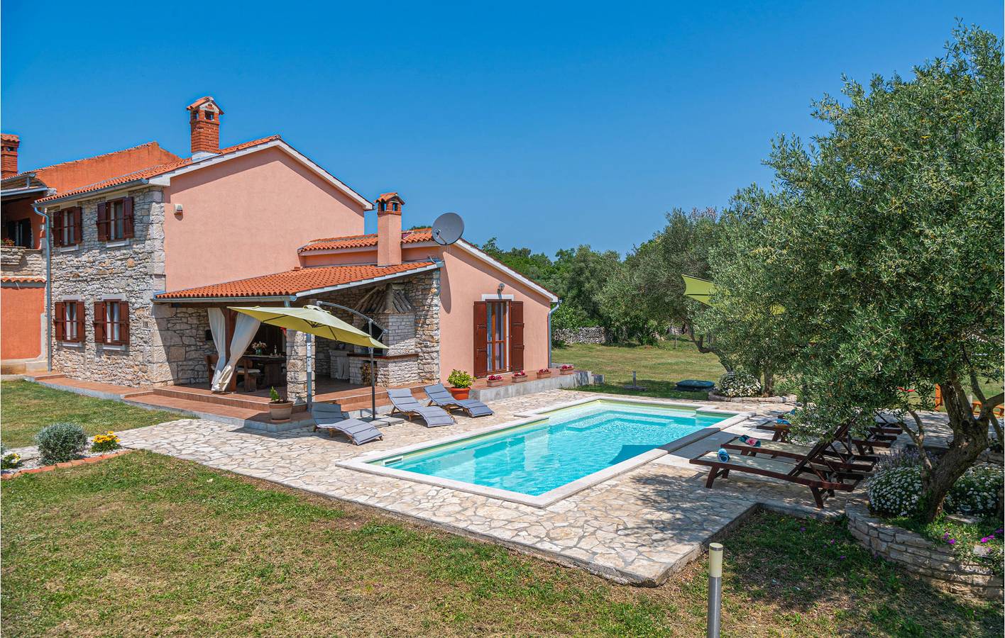 Geräumige 2-Zimmer-Wohnung mit Pool, WLAN und Zugang zum 2 km entfernten Strand in Marčana, Südküste Istrien