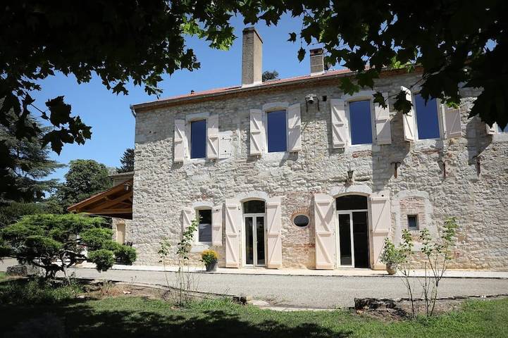 Location de vacances pour 8 personnes, avec jardin à Parnac (Lot)