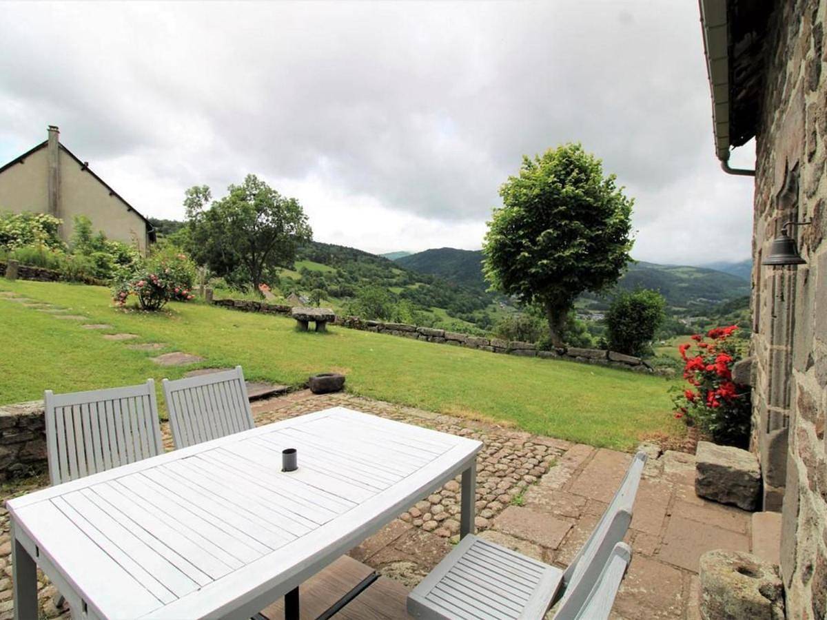 Charmante maison au cœur du Parc des Volcans d'Auvergne, idéale pour 4 pers avec cheminée et jardin - Fr-1-742-371 in Albepierre-Bredons, Parc naturel régional des Volcans d'Auvergne