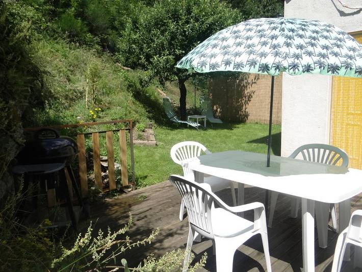 Gîte pour 4 personnes, avec Terrasse ainsi que Jardin et Vue dans Saint-André-Capcèze