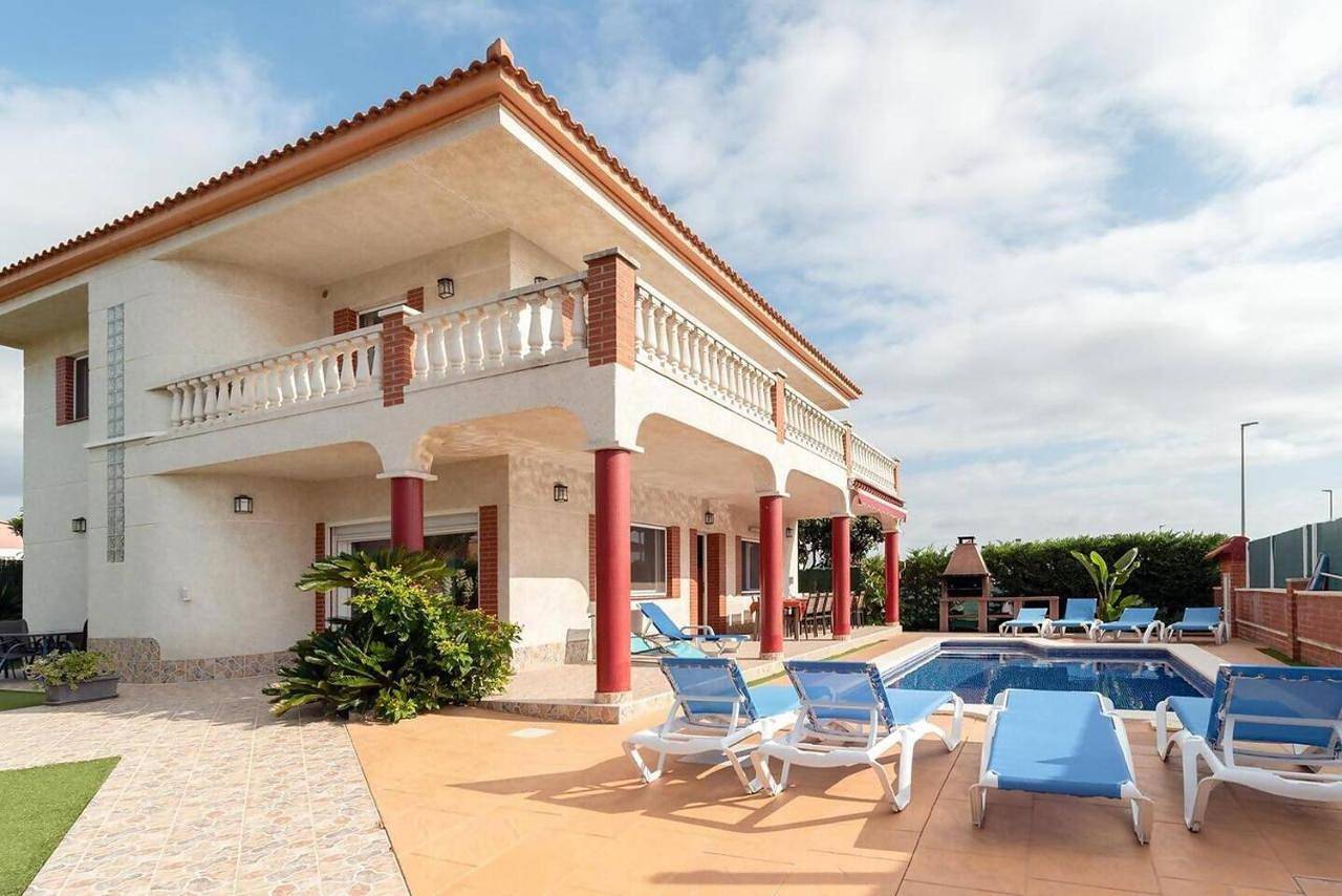 Vista Cunit es una gran casa con piscina, barbacoa in Cubelles, Garraf