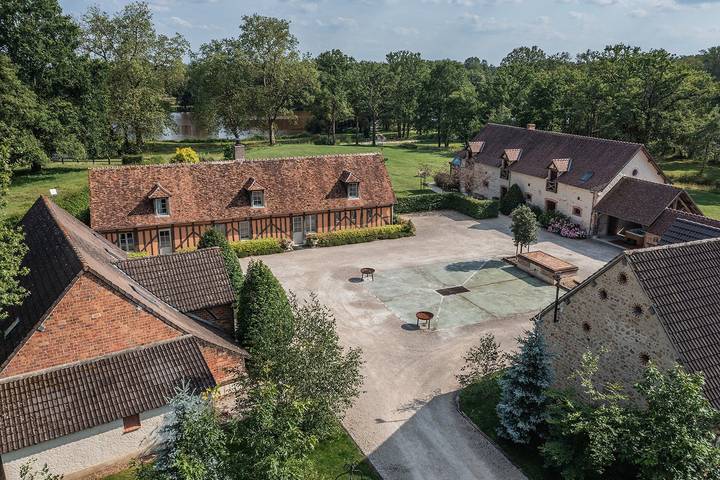 Gîte pour 20 personnes, avec jardin ainsi que terrasse et vue sur le lac, animaux acceptés