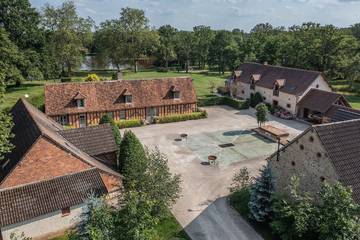 Gîte pour 20 personnes, avec vue sur le lac ainsi que terrasse et jardin, animaux acceptés à Pierrefitte-sur-Sauldre
