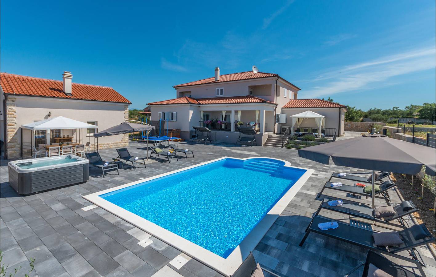 Reizende 1-Zimmer-Wohnung mit Pool, WLAN, Terrasse und Parkplatz in Sukosan, Zadar
