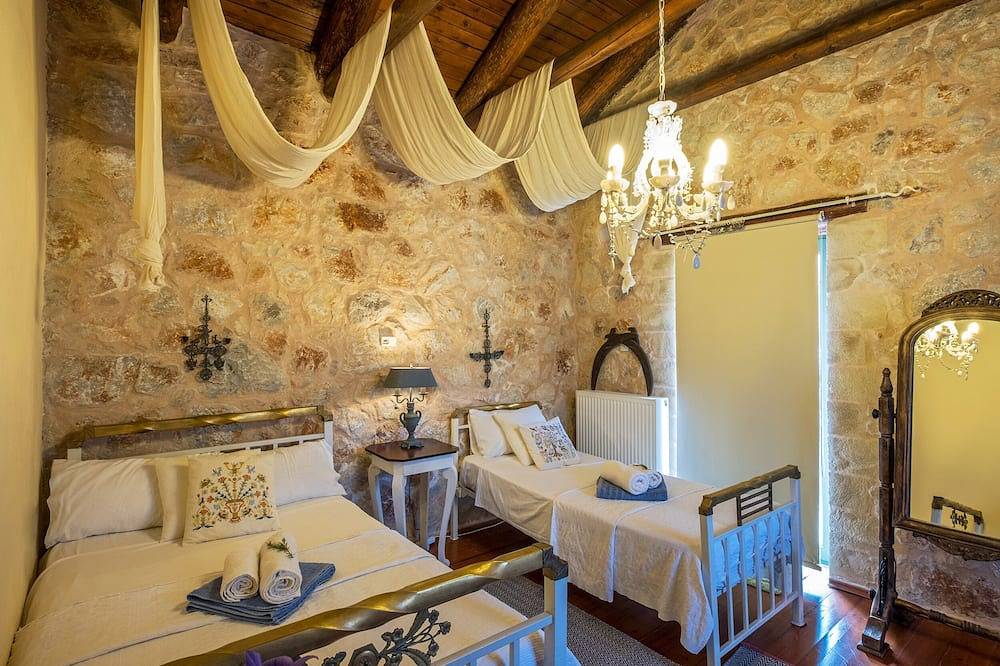 Private stone villa .Pool and magical mountain view to the White mountains. in Chania und Umgebung