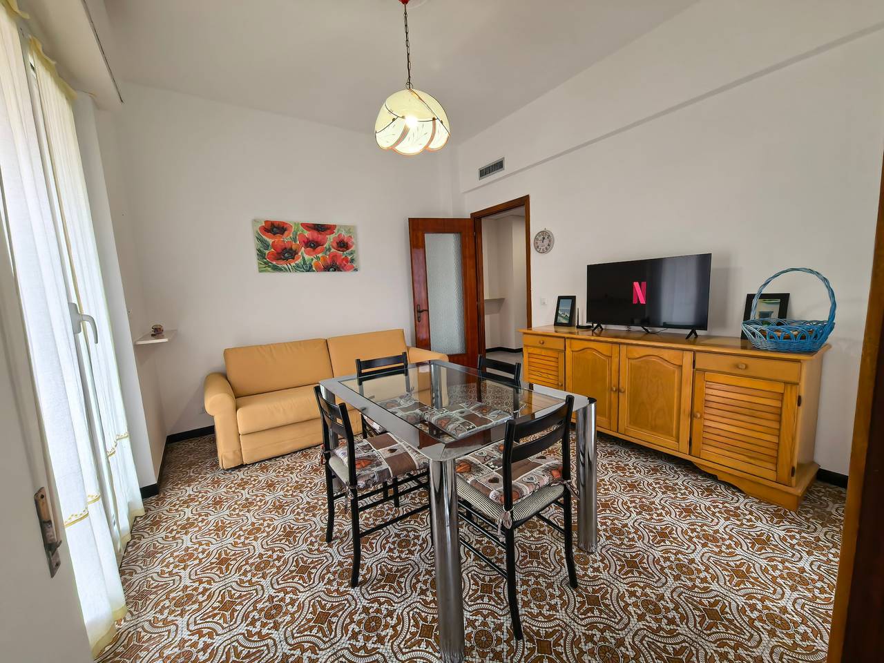 Apartamento entero, Apartamento 'Isonzo Holiday Home - 2 Dormitorios' con Vista a la Montaña, Wi-Fi y Aire Acondicionado in Loano, Riviera di Ponente