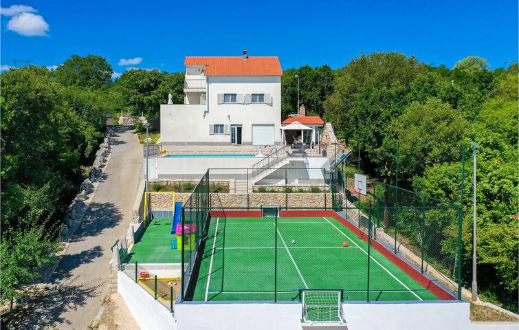 Geräumige 2-Zimmer-Wohnung mit Pool, WLAN, Terrasse und Parkplatz in Makarska Riviera