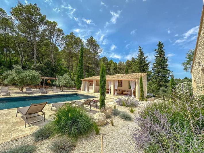 Location de vacances pour 2 personnes, avec piscine et vue ainsi que terrasse et jardin à Saint-Étienne-du-Grès - 3