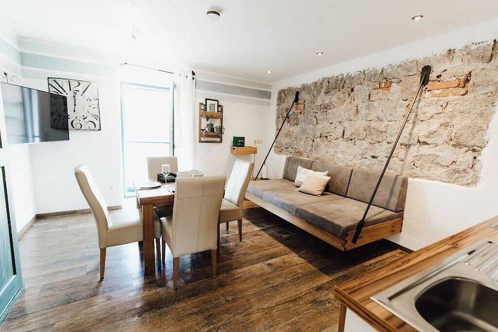 Ganze Wohnung, Ferienwohnung \"Kräutergarten\" im Erdgeschoss mit Balkon in Schwarzach b.Nabburg, Naturpark Oberpfälzer Wald