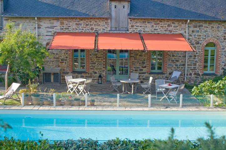 Chambre d’hôte pour 2 personnes, avec jardin ainsi que vue et piscine à Pléchâtel