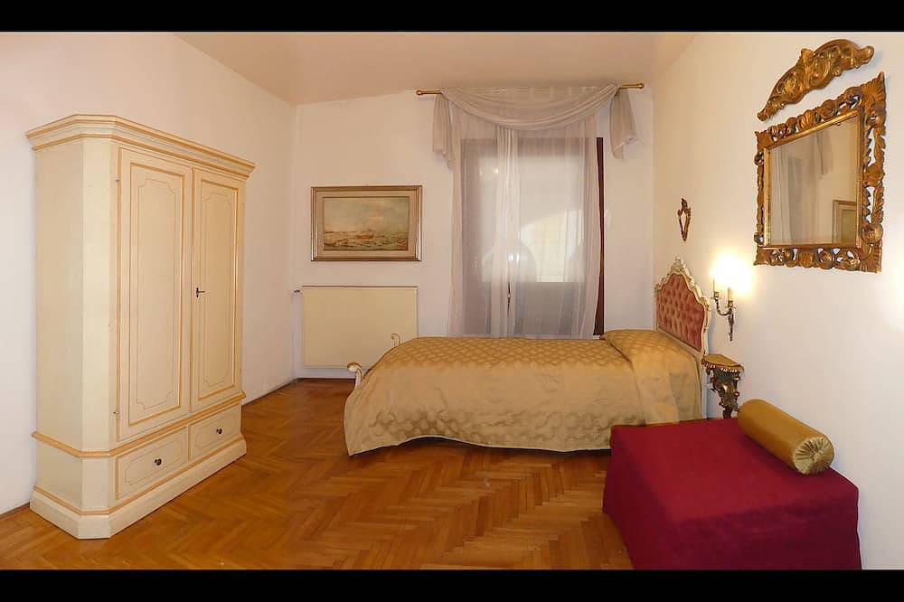 Entire apartment, 'Palazzo Rossi' Apartment 1A in the old town with balcony, Free Parking and Wifi in Treviso, Treviso Province
