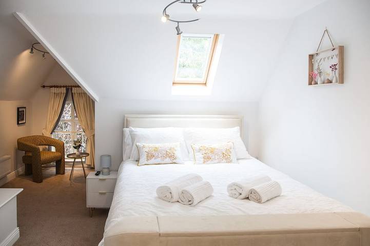 Esongrace Stays - Stylish quaint three bed home in Stoke-on-Trent, Midlands
