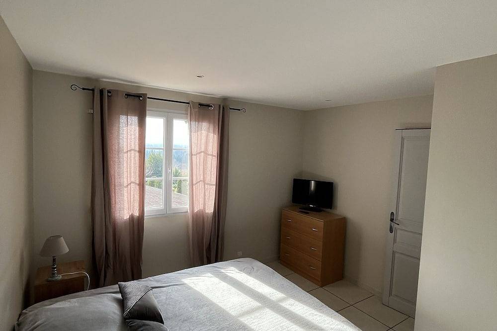 House in Saint-Rémy-de-Provence, gated pool on the edge of a green area in Saint-Rémy-de-Provence, Arles region