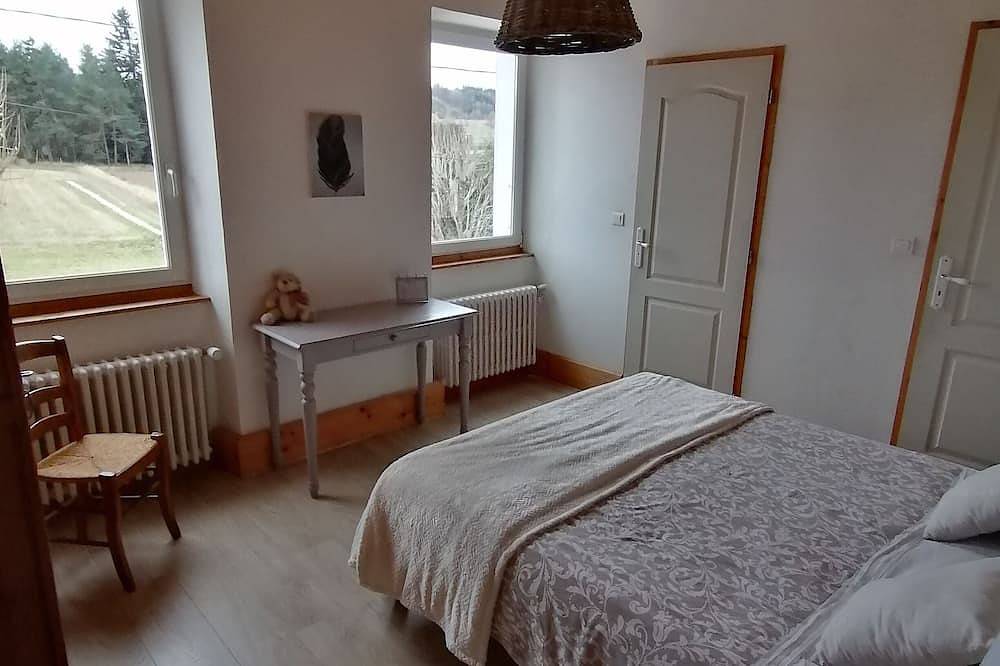 Group gîte with single rooms, no dormitories, in the heart of nature. in Le Chambon-sur-Lignon, Mézenc