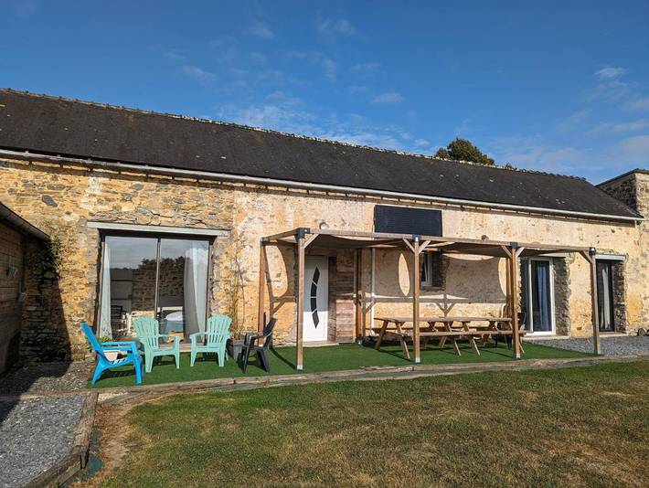 Location de vacances pour 13 personnes, avec jardin à Bouessay